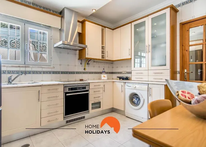 #128 Number 10 By Holidays 度假居 *