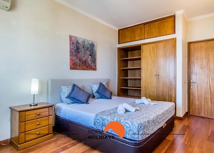 #128 Number 10 By Holidays 度假居